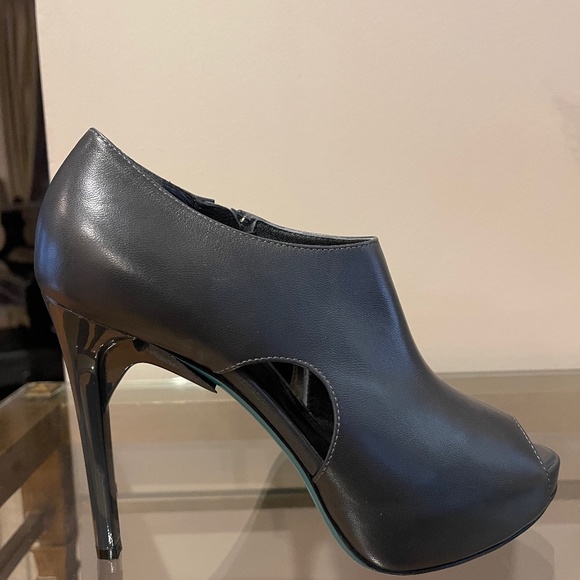 Shoes - Picture 1 of 4